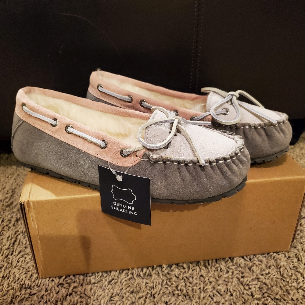Sperry sheepskin slippers NIB. Grey with pink acce